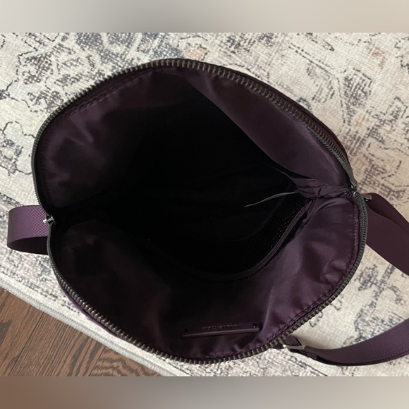 COPY - Lululemon 5L - 3 outside pockets - mesh pocket and zippered pocket insid… - Picture 8 of 12